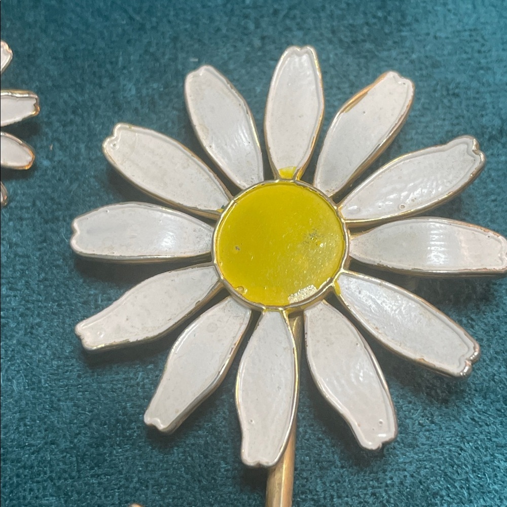 Vintage Enamel White and Yellow Daisy Brooch and Earrings Set - Picture 2 of 9